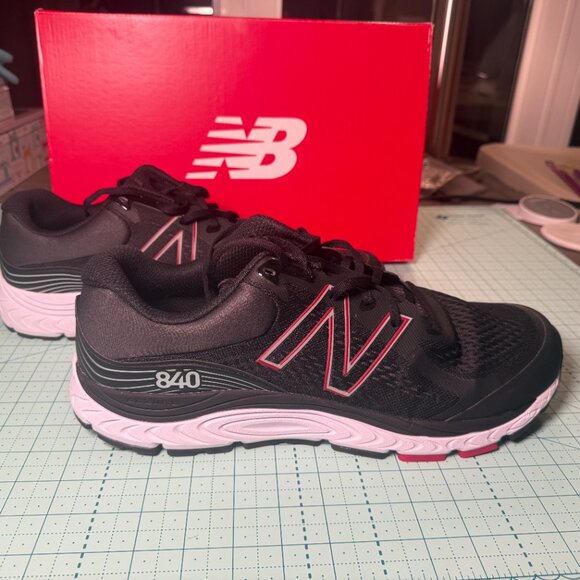 New Balance - M840BR5 Men's Running Shoe Black Red size 14US - wore twice - Picture 3 of 9
